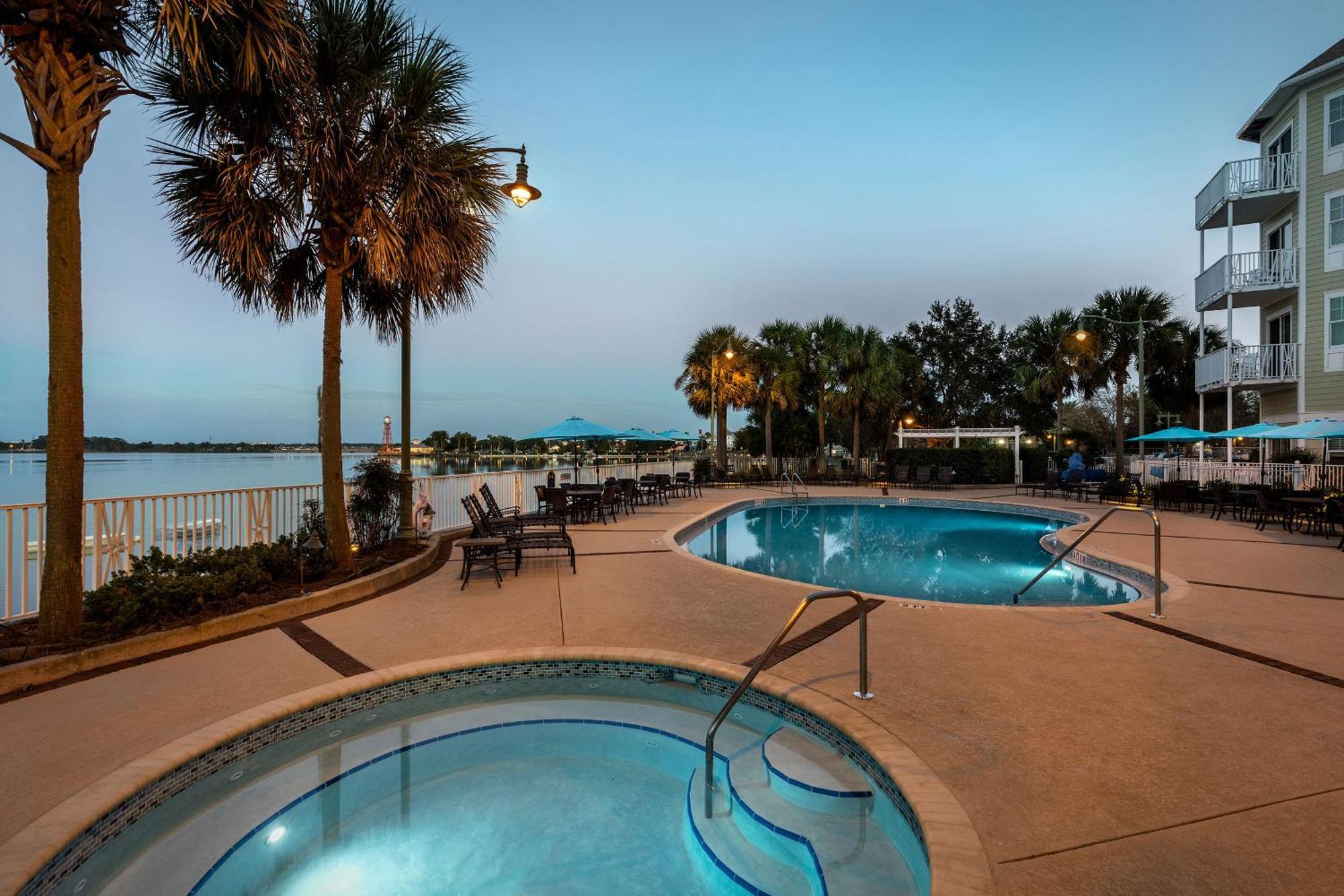 דה וילאג'ס The Waterfront Inn מראה חיצוני תמונה