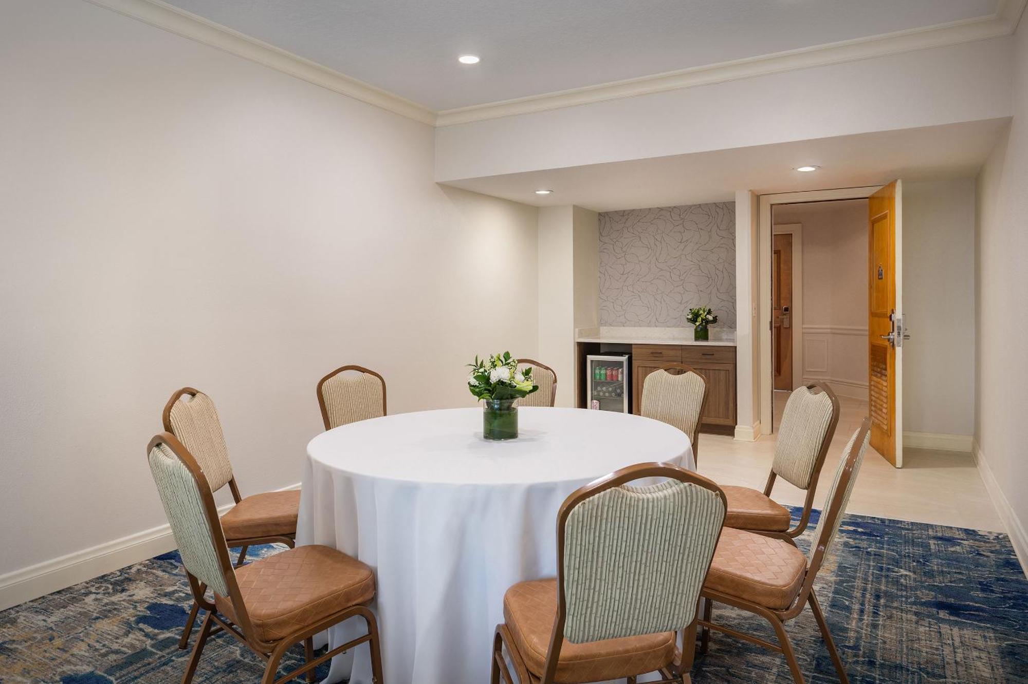 דה וילאג'ס The Waterfront Inn מראה חיצוני תמונה